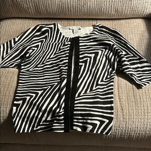 Black and white market, zebra animal, print hook and eye closure top